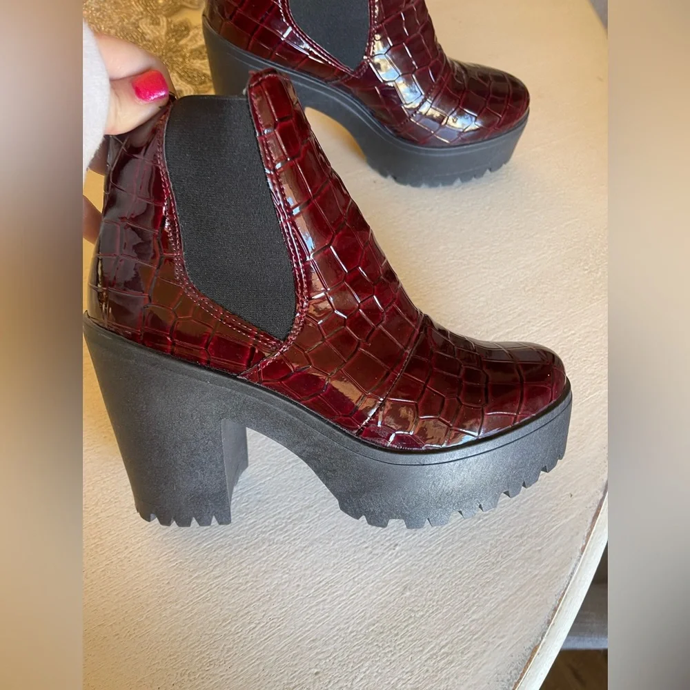 Top Moda boots Size 6 croco embossed shiny burgundy red‎ boots ❤️❤️